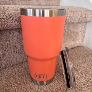 Yeti 30 oz Coral Tumbler with Clear Lid